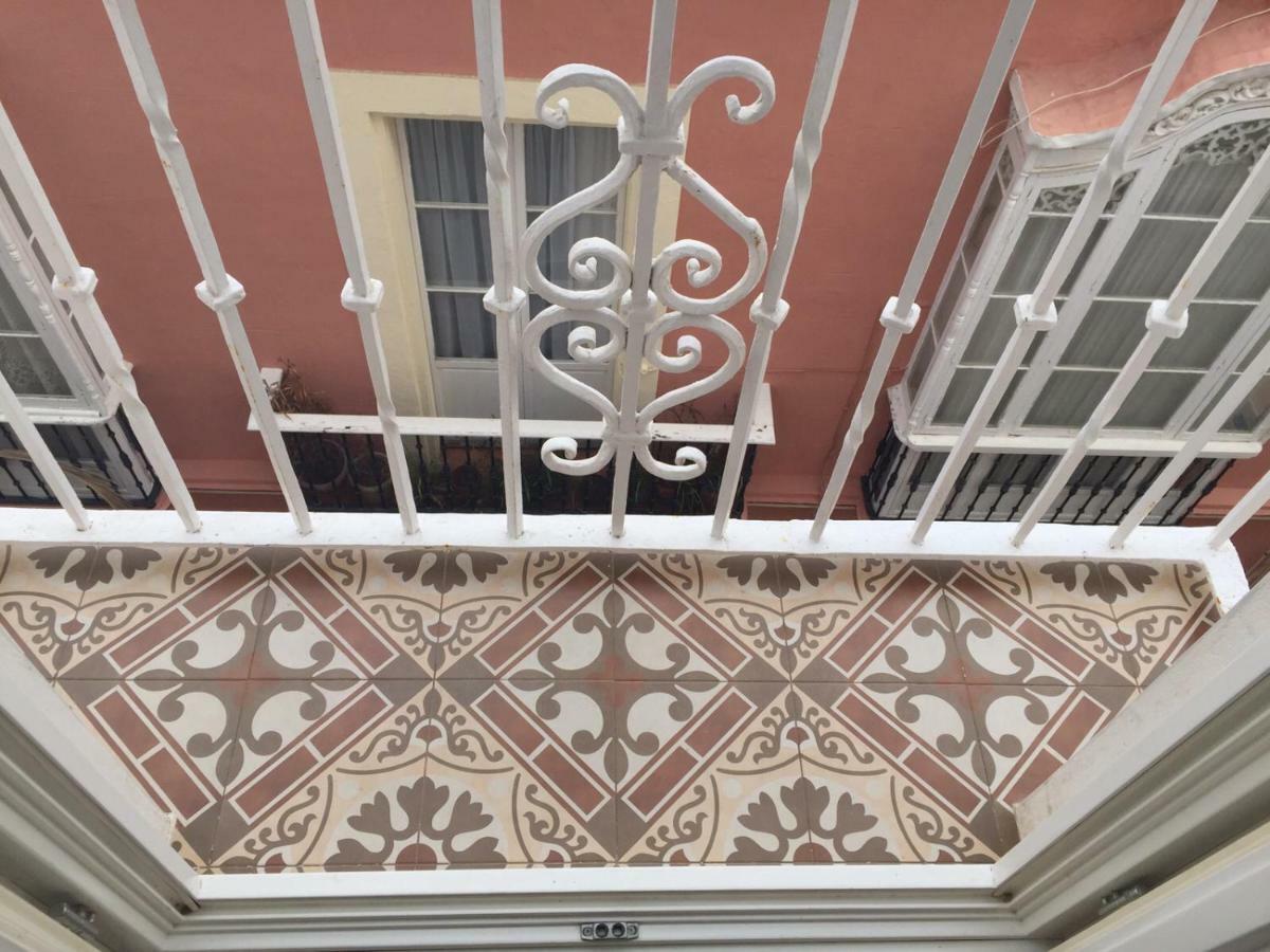 Diseno Y Confort Junto A La Catedral Cadiz Luaran gambar